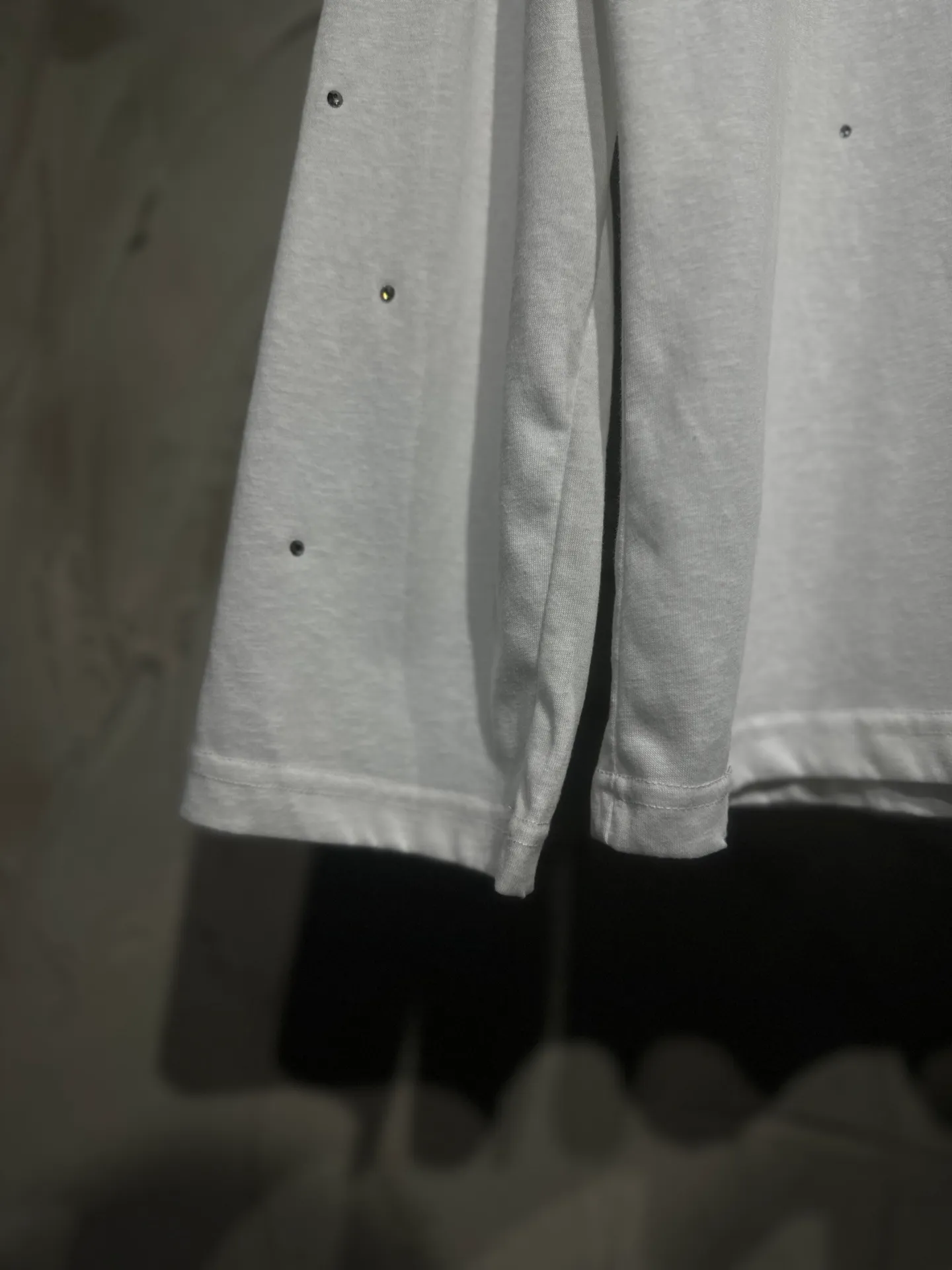 The highest version of Acne Studios long-sleeved Series distressed, dirty and mud-dyed long-sleeved T-shirts. The long-sleeved T-shirts with stir-fried colors and distressed edges are not picky. The snowflake cotton fabric feels soft and smooth and is not easy to wash. The fabric has been processed so it is sturdier than the quality ones in the counter. It can be used as sun protection clothing in summer. The same fabric as the original one is relatively thin. The feel and count are in place. The fried yellowing effect is cool. The printing effect is also in place. Details are online for comparison. 1 color four codes #long sleeve t-shirt # #acne Color: hot diamond white Size: S M LXL